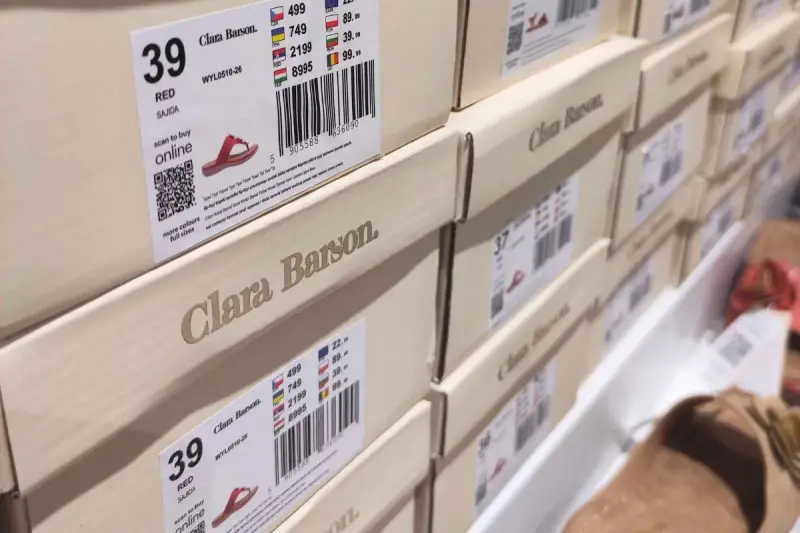 Pudełka z obuwiem Clara Barson. To marka oferująca stylowe i wygodne buty, dostępne online.