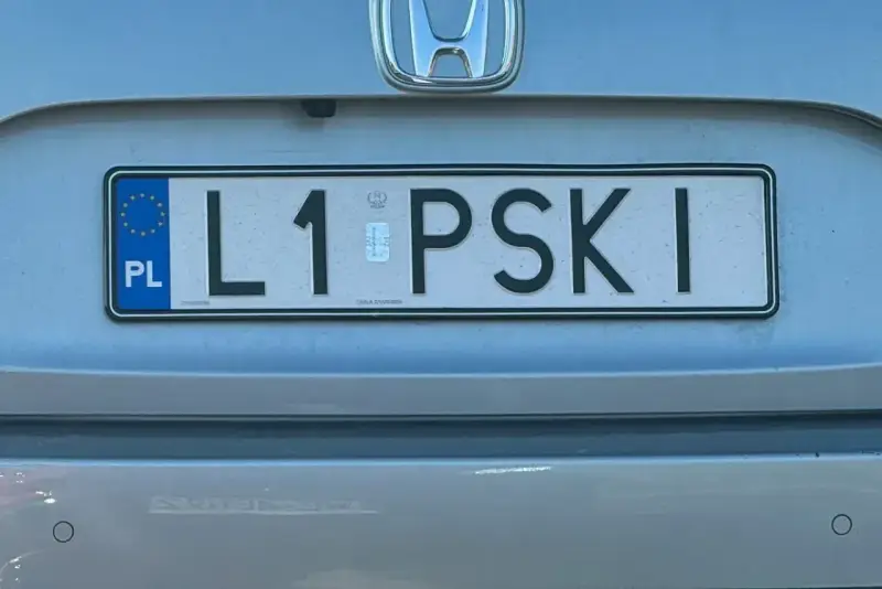Rejestracja lu L1 PSKI na tylnej klapie Hondy.