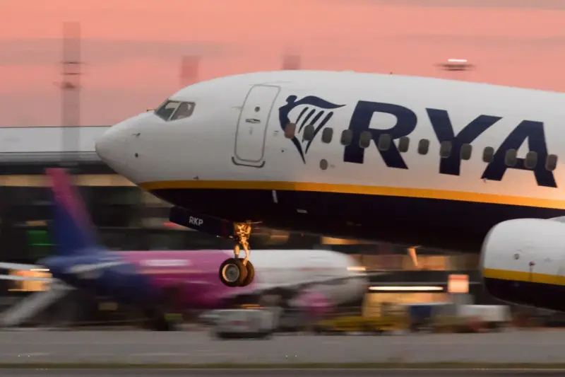 Samolot Ryanair startuje. Zastanawiasz się, ile kosztuje duży bagaż Ryanair? Sprawdź ceny przed podróżą!