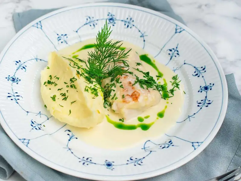Ugnsbakad torsk med krämig sås, potatismos och dill. En klassisk rätt som smakar underbart.