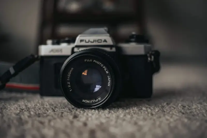 Klasyczny aparat Fujica ADM, świadectwo historii aparatu fotograficznego, z obiektywem X-Fujinon.