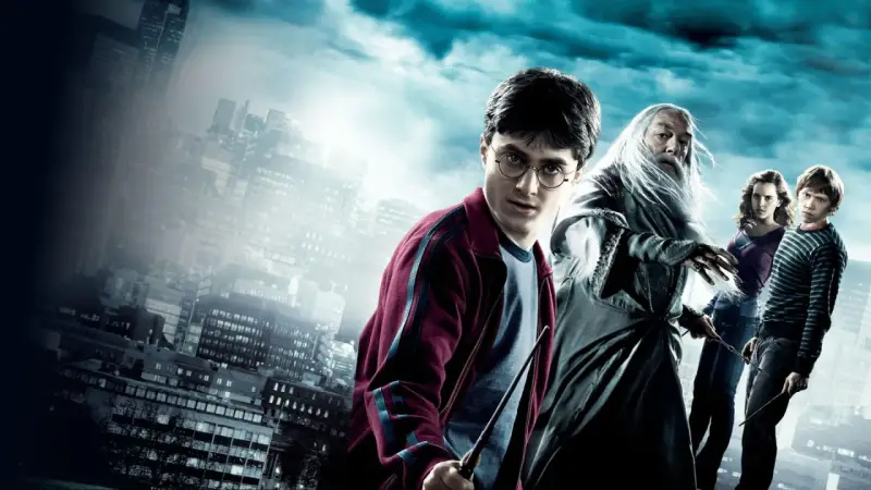 Harry Potter i Książę Półkrwi: obsada - Harry, Dumbledore, Hermiona i Ron stoją na tle miasta.