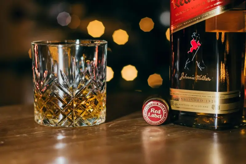 Z jakim sokiem whisky? Odkryj idealne połączenia i proporcje