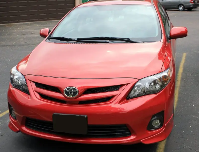 Czerwona Toyota Corolla, okazja! Szukasz aut za grosze od komornika? Ten model może być Twoim strzałem w dziesiątkę.