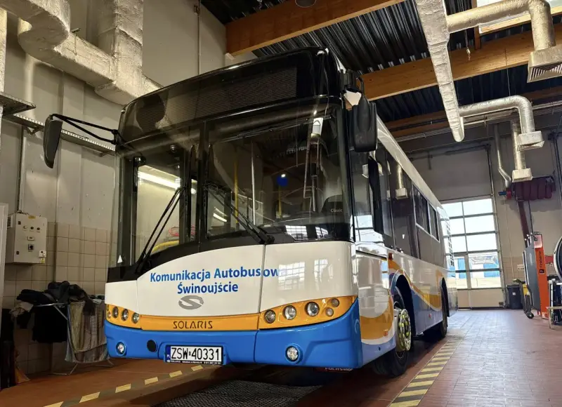 Autobus komunikacji miejskiej Solaris w zajezdni, z napisem "Komunikacja Autobusowa Świnoujście".
