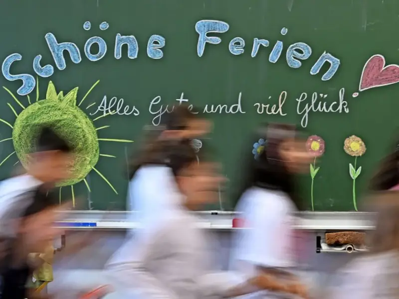Schöne Ferien! Kinder in Schleswig-Holstein freuen sich auf die Herbstferien. Tafel mit Sonne, Herz und Blumen.