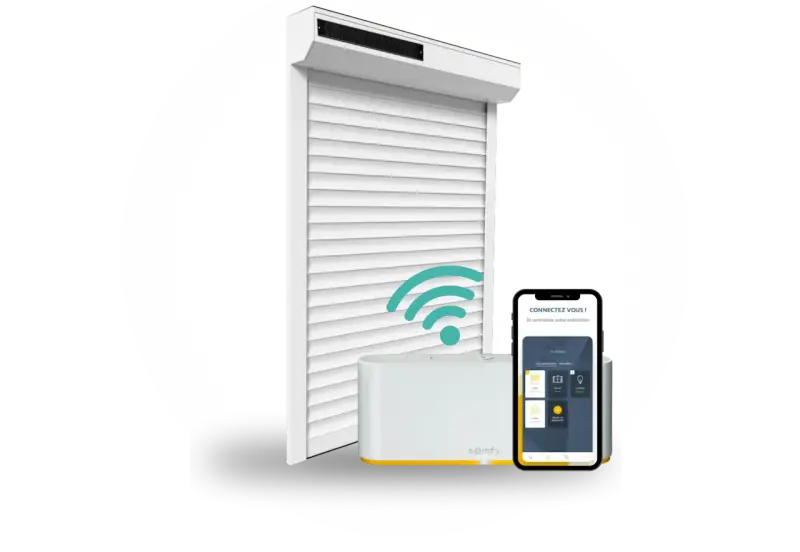 Installation domotique volet roulant : un volet blanc, une box Somfy et un smartphone affichant l'application de contrôle.