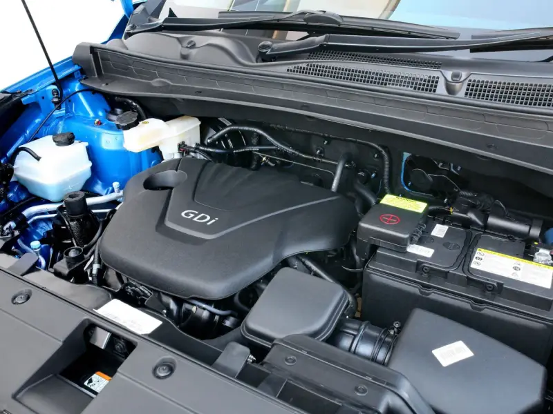 Silnik GDI w Kia Sportage (2015) z widocznym akumulatorem i płynami.