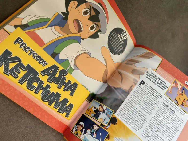 Ash Ketchum i Pikachu z serii Pokémon na tle okładki magazynu, nawiązującej do stylu adidas x pokemon.