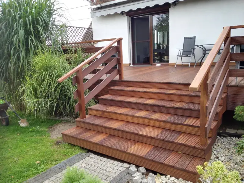 Drewniany taras ze schodami i balustradą. Zastanawiasz się, czy potrzebne pozwolenie na budowę tarasu?