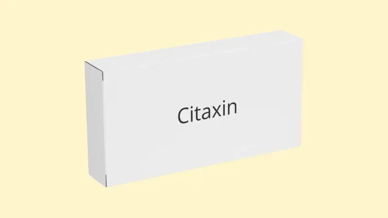 Białe pudełko z napisem "Citaxin" na jasnym, żółtym tle.