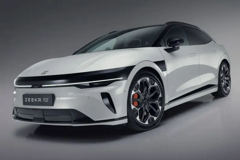 Biały samochód elektryczny Zeekr 7GT z czarnymi akcentami i futurystycznymi felgami. Ta marka samochodu na zdjęciu prezentuje nowoczesny design.