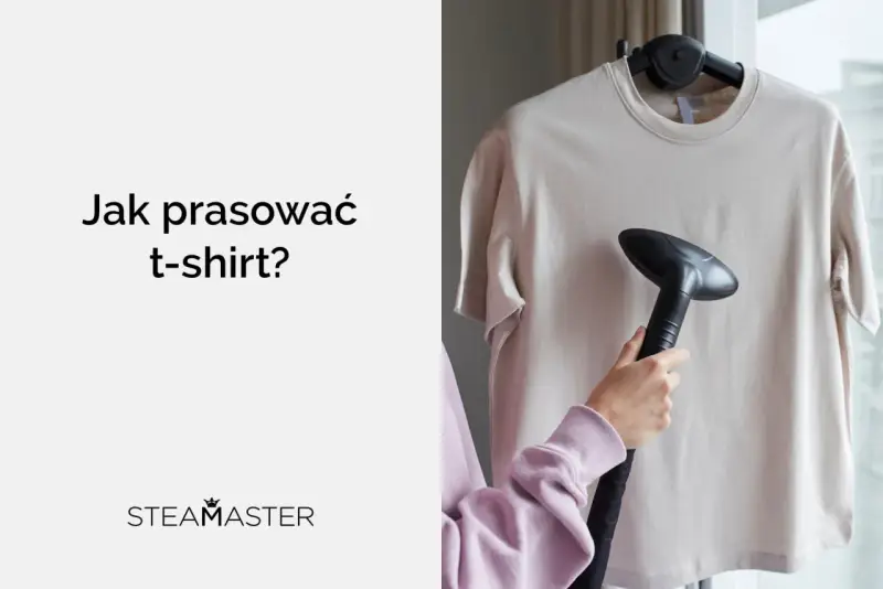 Jak prasować t-shirt parownicą? Dłoń trzymająca parownicę zbliża się do beżowej koszulki wiszącej na wieszaku.