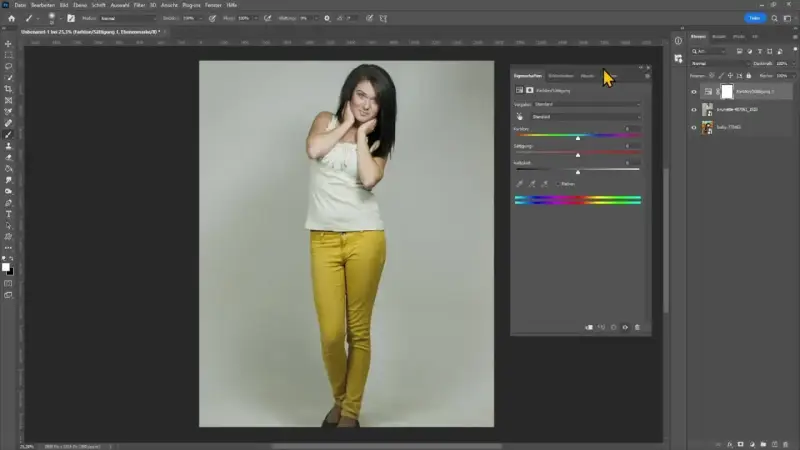Kobieta w żółtych spodniach na tle szarym, panel z ustawieniami koloru w Photoshopie.