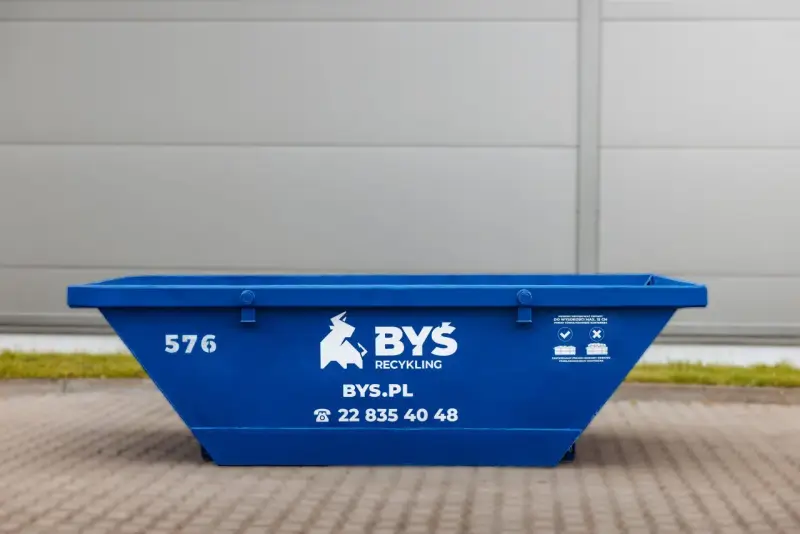 Niebieski kontener na odpady zmieszane od BYŚ Recykling. Sprawdź, jaka jest wynajem kontenera na odpady zmieszane cena i zamów już dziś!