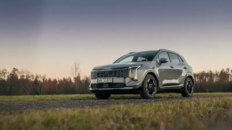 Nowy Kia Sportage hybryda na tle jesiennego krajobrazu. Elegancki SUV z nowoczesnym designem.