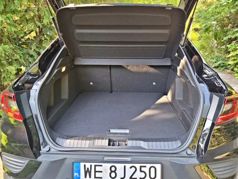 Otwarty bagażnik Renault Arkana, pokazujący jego przestronność. Wymiary bagażnika są kluczowe dla podróżujących.