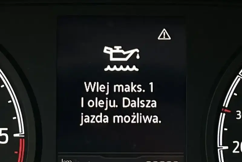 Kontrolka oleju zapala się i gaśnie, informując o konieczności dolania maks. 1 litra oleju. Dalsza jazda jest możliwa.