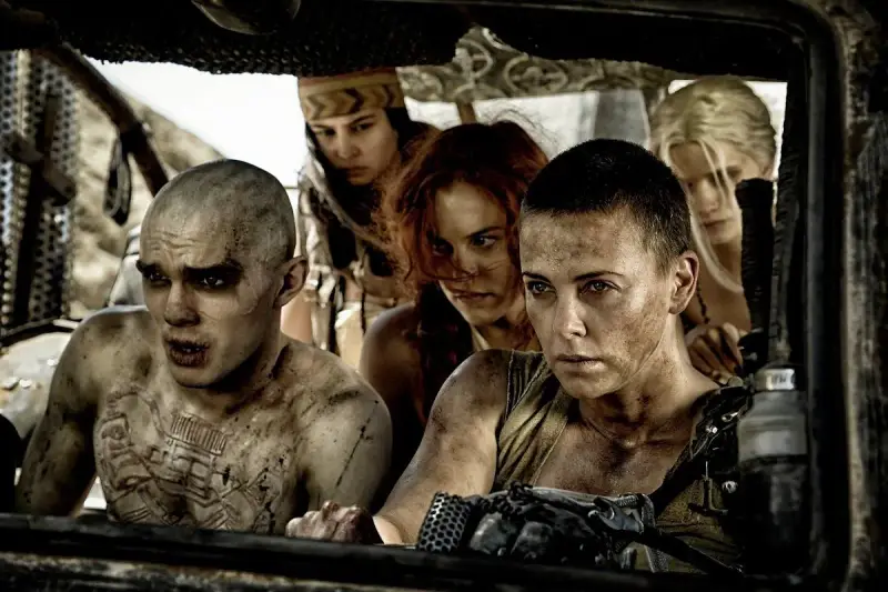 Furiosa i jej towarzysze w drodze gniewu, gotowi na walkę. Mad Max na drodze gniewu.