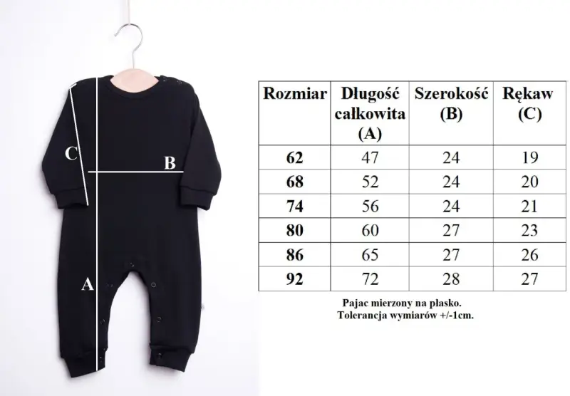 Czarny pajac dziecięcy z wymiarami A, B, C. Obok tabela rozmiarów z długością, szerokością i rękawem.