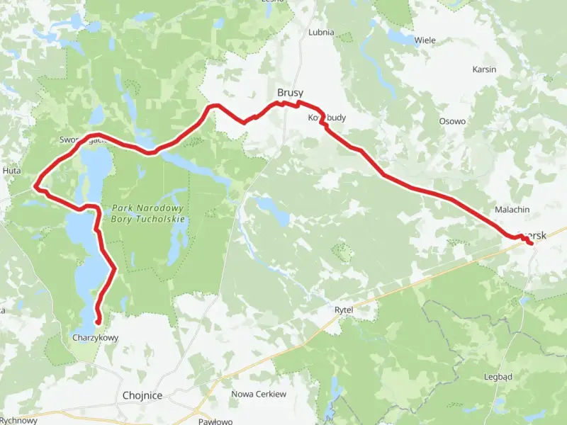 Mapa przedstawia trasę rowerową przez Bory Tucholskie, wiodącą przez jeziora i lasy, od Charzyków do Brus i dalej. Kaszubska marszruta zachwyca malowniczymi widokami.