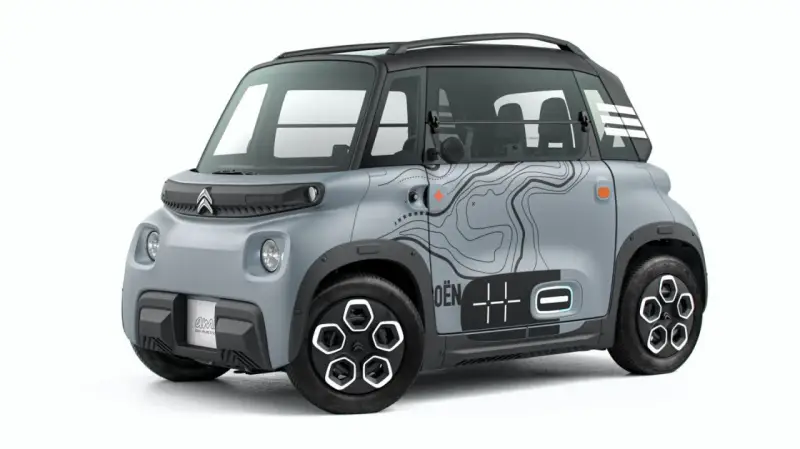 Szary Citroen Ami z mapą topograficzną na boku, gotowy na miejskie przygody.