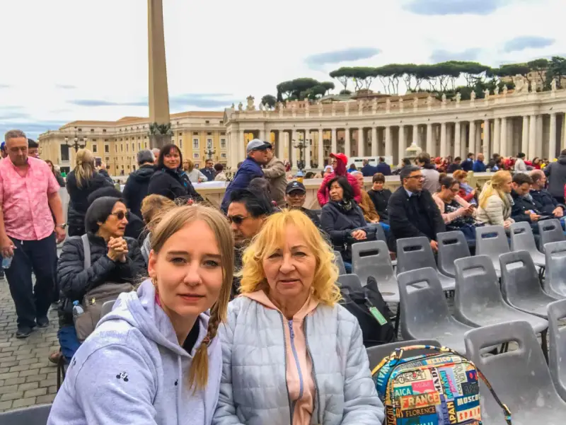Dwie kobiety czekają na audiencję u papieża na Placu Świętego Piotra w Rzymie. W tle Bazylika Świętego Piotra.