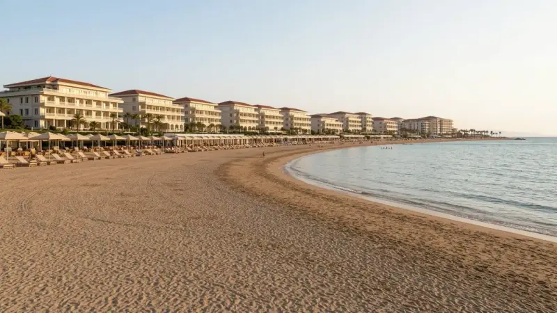 Piękna plaża z rzędami leżaków i białymi hotelami w tle, idealne miejsce na wakacje w Side Colakli.