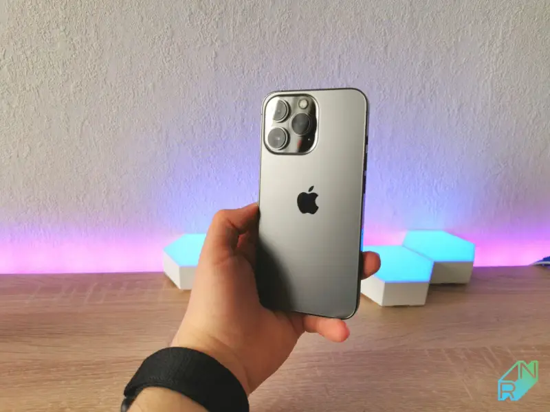 Dłoń trzyma iPhone 13 Pro. Zastanawiasz się nad jego pojemnością baterii?