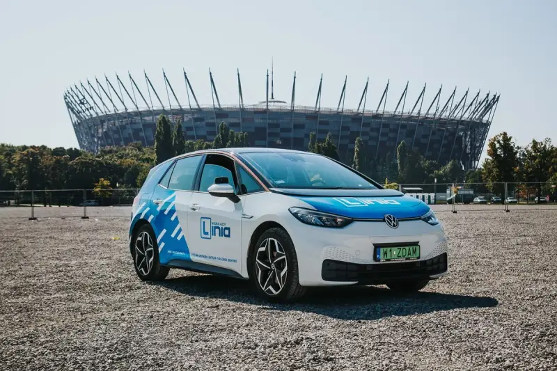 Samochód nauki jazdy "Linia" przed Stadionem Narodowym. Chcesz wiedzieć, jak zostać instruktorem jazdy?