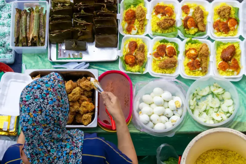 Stoisko z pysznym, halal jedzeniem: ryż z kurczakiem, jajka na twardo, ogórki i sos.