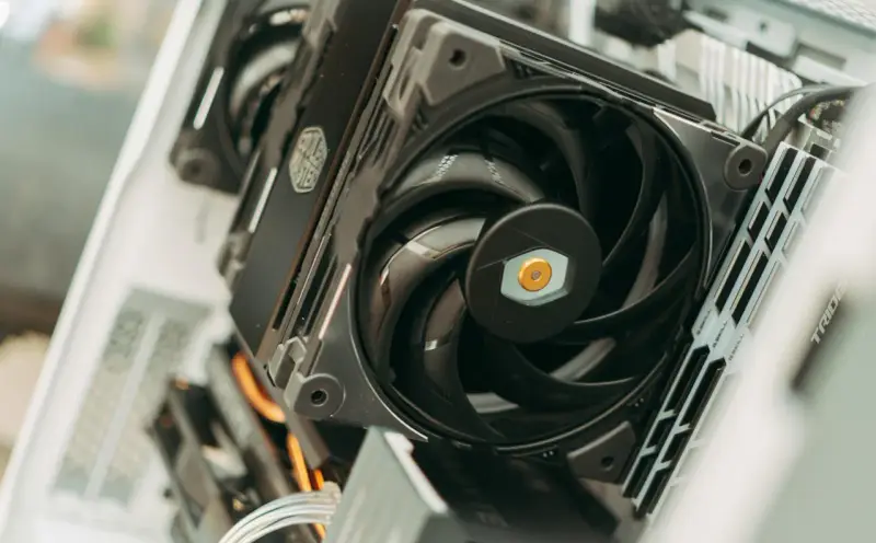 Wnętrze komputera z chłodzeniem wodnym. Widać wentylator Cooler Master i moduły RAM G.Skill Trident.