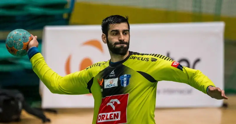 Rodrigo Corrales, bramkarz Wisły Płock, rzuca piłkę ręczną.