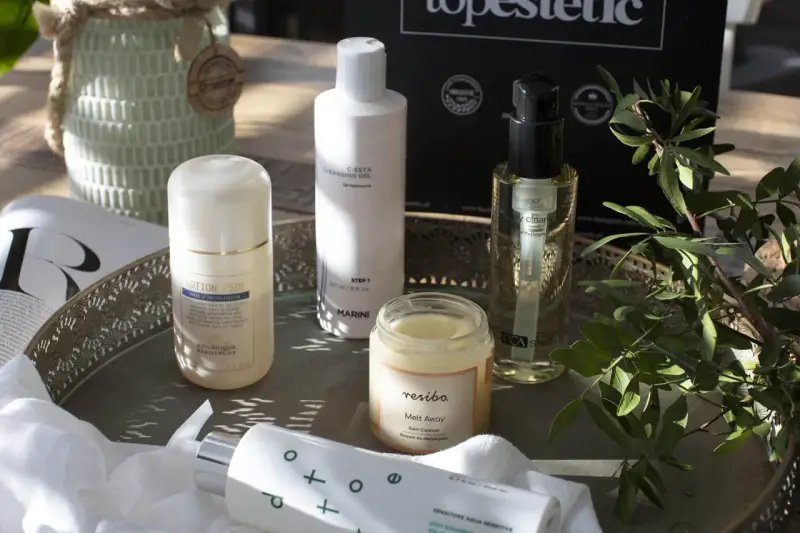Kodan z kosmetykami: balsam do demakijażu Resibo, lotion P50V Biologique Recherche, żel do mycia C-ESTA Marini i olejek PCA Skin.