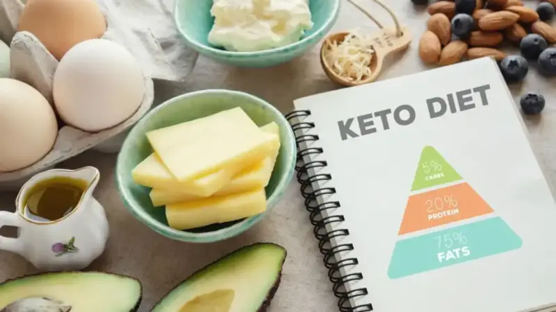 Jajka, ser, awokado, oliwa, orzechy i jagody. Idealne produkty, gdy zastanawiasz się, co jeść przy infekcji wirusowej, wspierając dietę ketogeniczną.