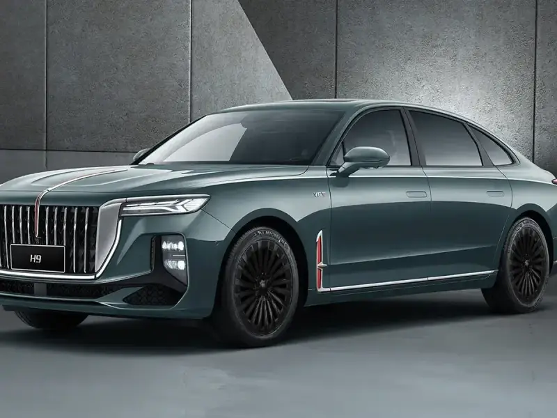 Elegancki, ciemnozielony Hongqi H9 z chromowanymi detalami i czarnymi felgami. Sprawdź, jaka jest jego hongqi h9 cena.