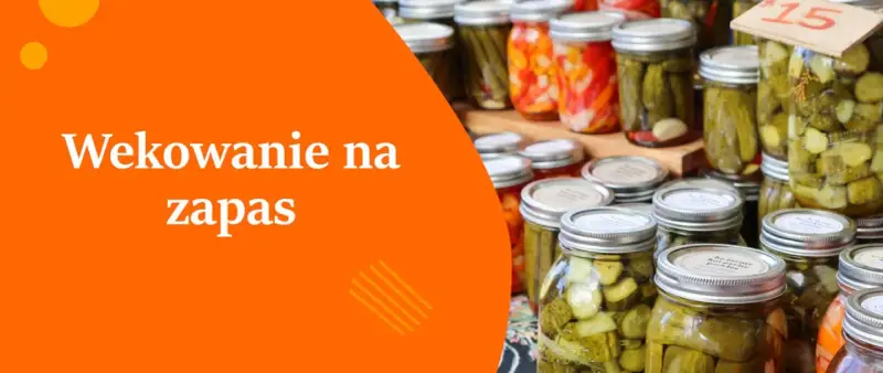 Słoiki z ogórkami i innymi przetworami, gotowe do wekowania na zapas.