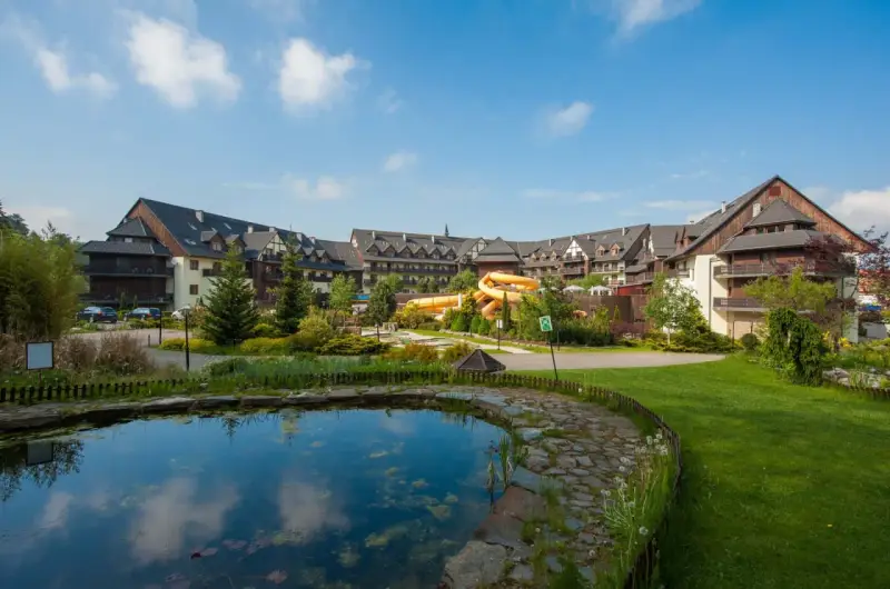 Idealny karpacz weekend we dwoje: hotel z basenem i zjeżdżalniami, otoczony zielenią i stawem.