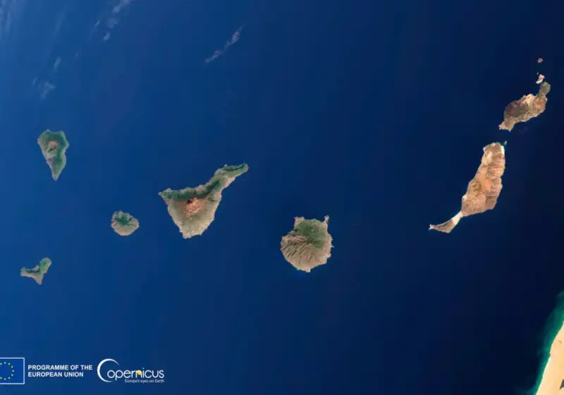Widok z kosmosu na Wyspy Kanaryjskie. Widać ich nazwy: Teneryfa, Gran Canaria, Fuerteventura, Lanzarote i inne.