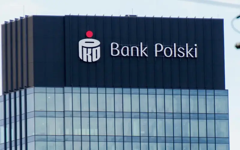 Logo PKO BP na ciemnym budynku. Widoczny napis "Bank Polski".