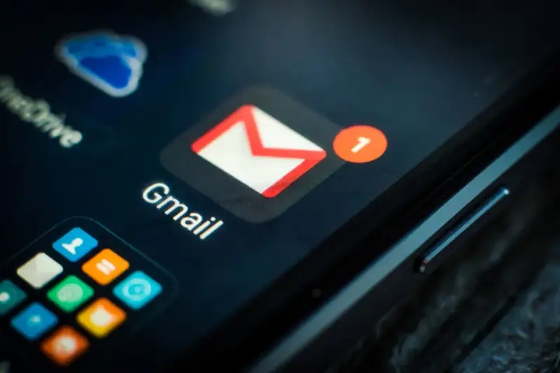 Ikona poczty Gmail z powiadomieniem "1" na ekranie telefonu. Szybkie logowanie na pocztę.
