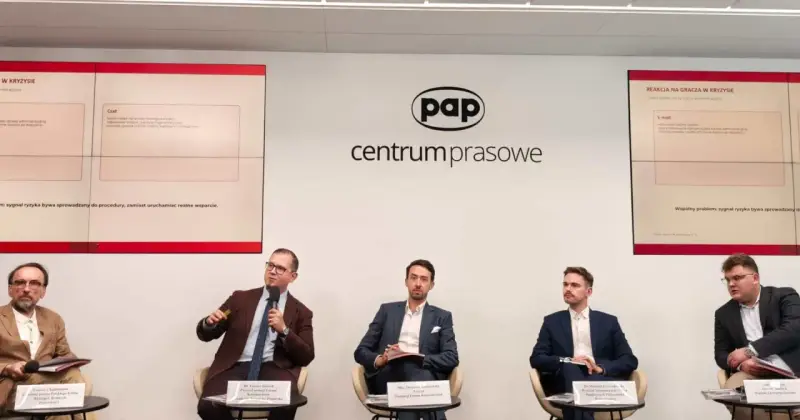 Panel dyskusyjny w Centrum Prasowym PAP. Prelegenci omawiają reakcję na gracza w kryzysie, wskazując na problemy z procedurami zamiast realnego wsparcia.