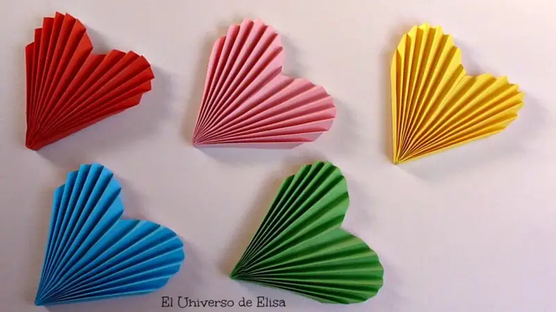 Corazones de papel plegado en rojo, rosa, amarillo, azul y verde. Perfectas manualidades para decoración de San Valentín.