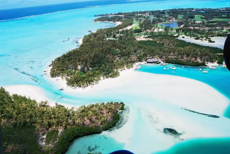 Rajska plaża z turkusową wodą i zielonymi palmami. Idealne miejsce na wakacje, gdzie marzysz o wizie na Mauritius.