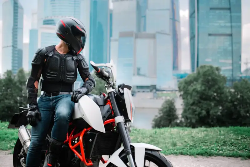 Lato na moto: Jaka kurtka zapewni wentylację i ochronę?