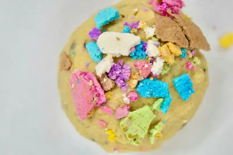 Ein Teigklumpen mit bunten Kekskrümeln, bereit zum bunte Kekse backen.