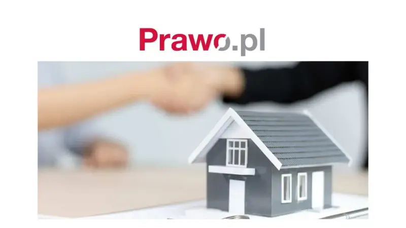 Model domu i uścisk dłoni symbolizują transakcję, być może wywłaszczenie nieruchomości. Prawo.pl.