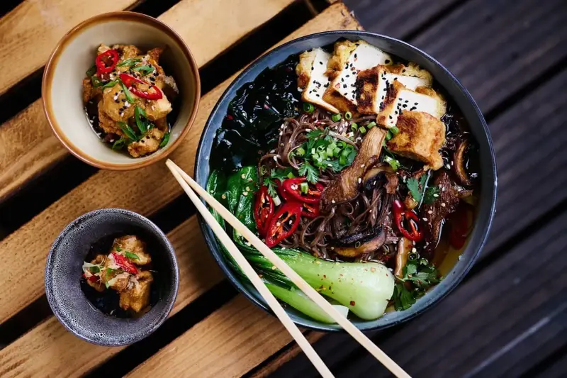 Aromaticzne curry ramen z tofu, grzybami i warzywami.