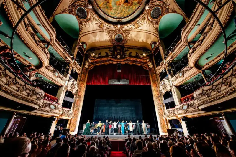 Widownia i scena w olśniewającym, zabytkowym teatrze, gdzie artyści dziękują za aplauz. To miejsce, gdzie rodzi się magia, największy teatr na świecie.