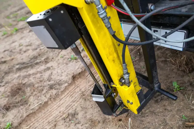 Żółta maszyna do badania gruntu, kluczowa dla określenia badania geotechniczne gruntu cena.